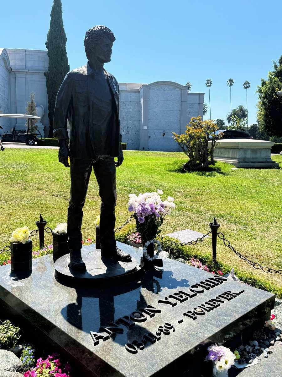 song_reply's tweet photo. @CoveredGeekly He has a beautiful monument in Hollywood forever cemetery where his parents visits him almost every day https://t.co/rfScD3eKI0