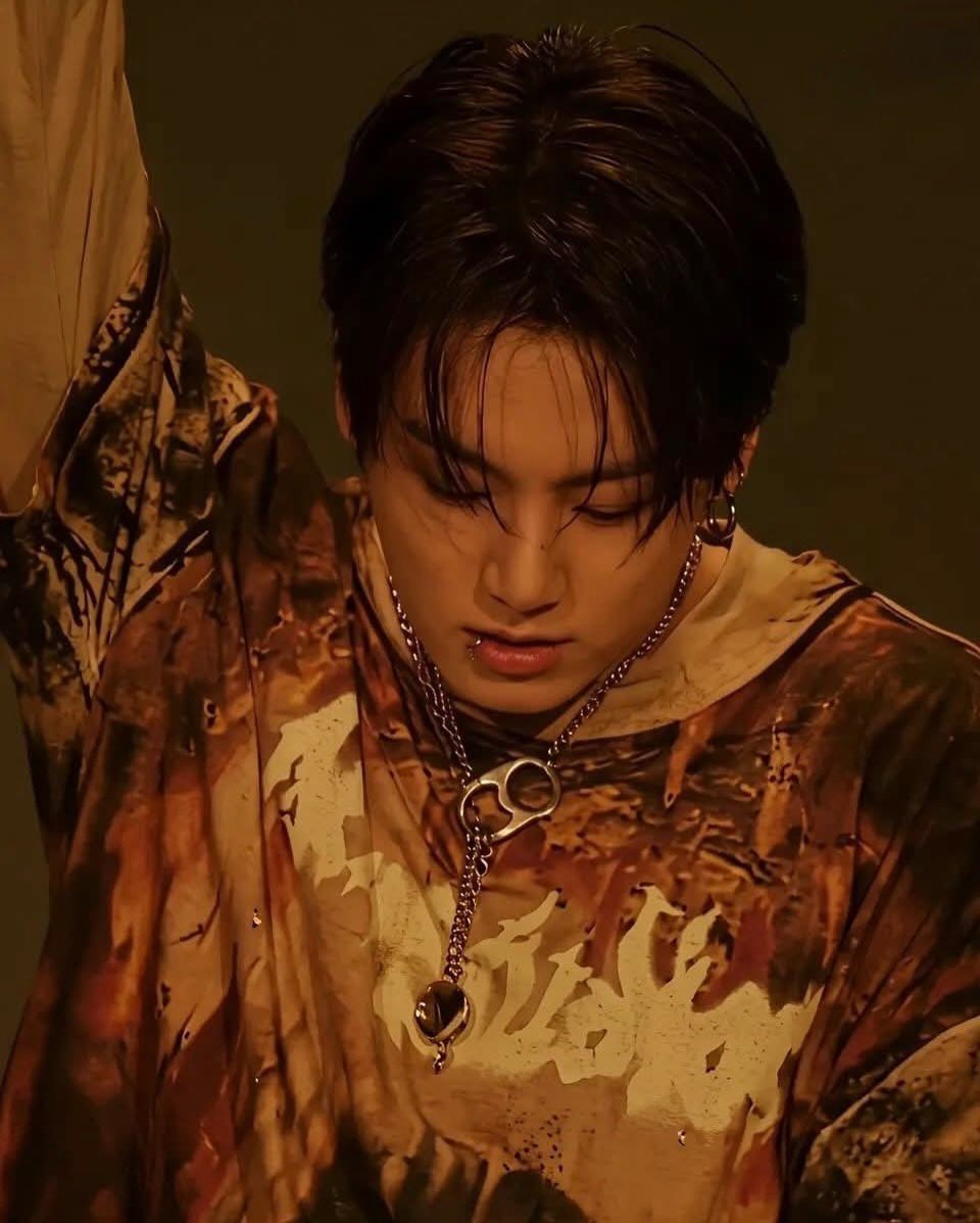 JEONKH_'s tweet photo. damn!!!! he's so attractive and breathtaking https://t.co/Ml2Hrjq7M5