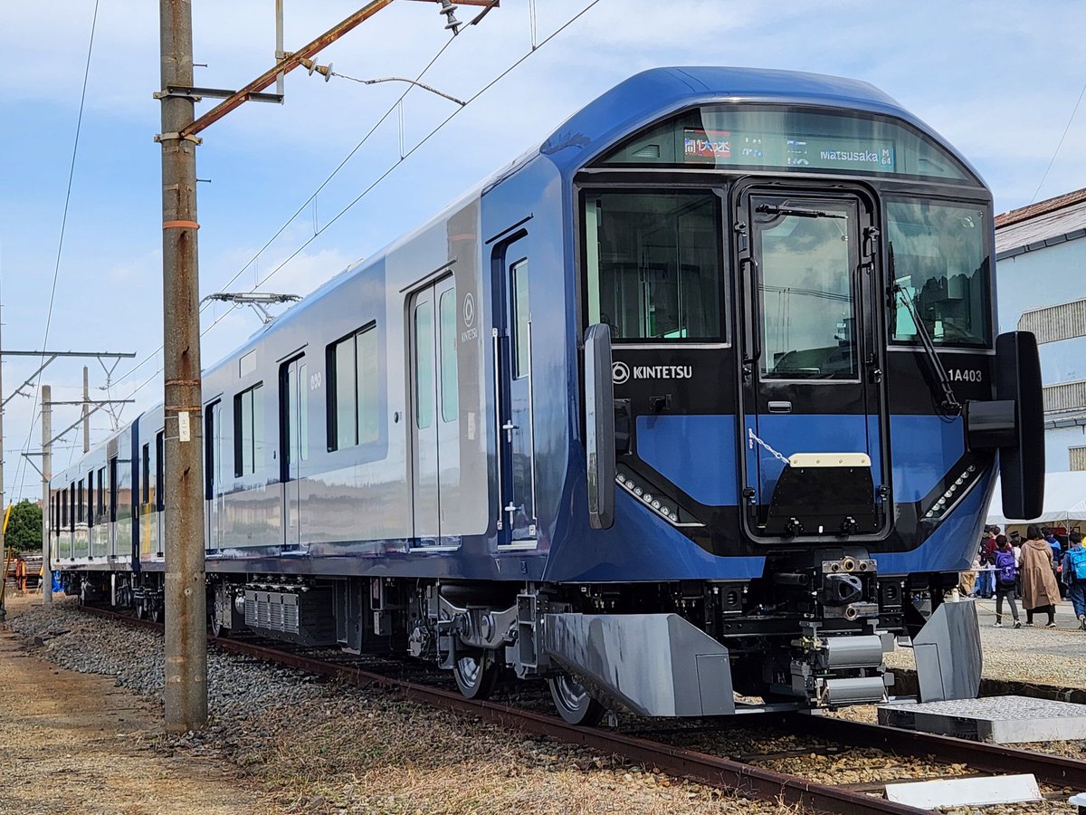 b_train_yuya's tweet photo. #こんなところにケロロ小隊 
#令和はケロロ元年 
ギロロ&amp;タママカラーの電車
（車庫内のイベント時に撮影） https://t.co/RxZNfAiv2W