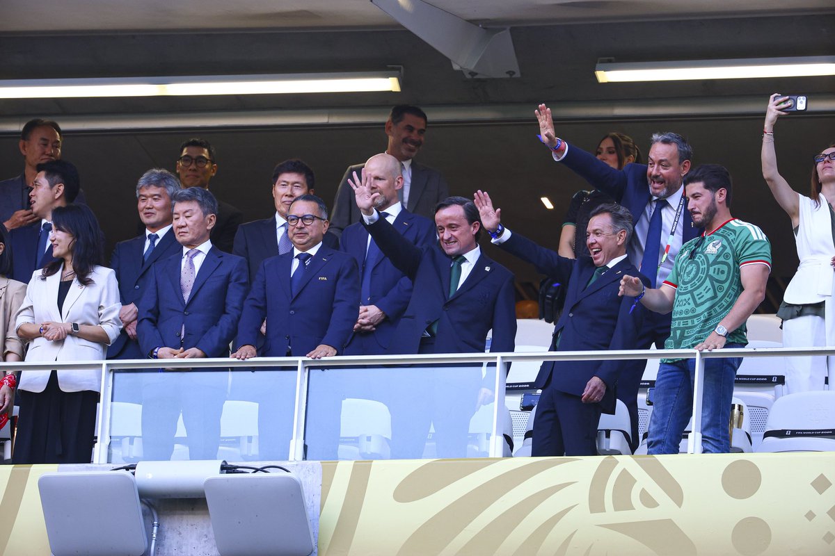 TouchlineX's tweet photo. 🚨 𝗡𝗘𝗪: Mexican and South Korean politicians and officials attended the match wearing formal suits…

Only one arrived in a football shirt: Nuevo León Governor, Samuel García. 🇲🇽⚽️ https://t.co/egzi7gV8IY