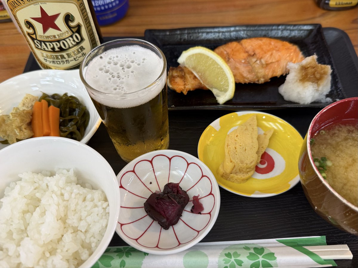 waka24jp's tweet photo. そろそろ行こうか！
今日も安定の昼呑み🍺
焼魚定食に赤星からの爆ナカのホッピーで😅
労働者諸君！頑張ってね👍
#新潟市 #昼呑み #赤星
#ホッピー #古川鮮魚 https://t.co/639GYvyHwP