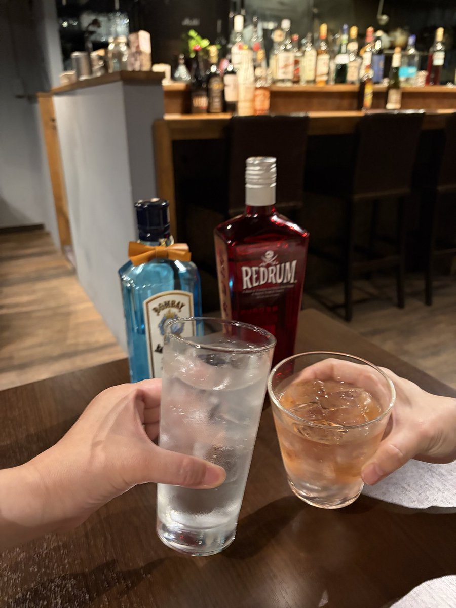 bd85g3's tweet photo. 先日プチガウ会②
青いお酒あるかどうか聞いてみたら「瓶が青いお酒ならあります」との事で🍹
ボンベイサファイア(ソーダ)を注文💙
ご厚意で瓶も一緒に撮影させて頂きました🙇‍♀️
変わった香りがして美味しかった😋
2次会デニーズで食べた抹茶白玉パフェ🍵も美味しかったし楽しかった〜🥰 https://t.co/Kml0lG107l
