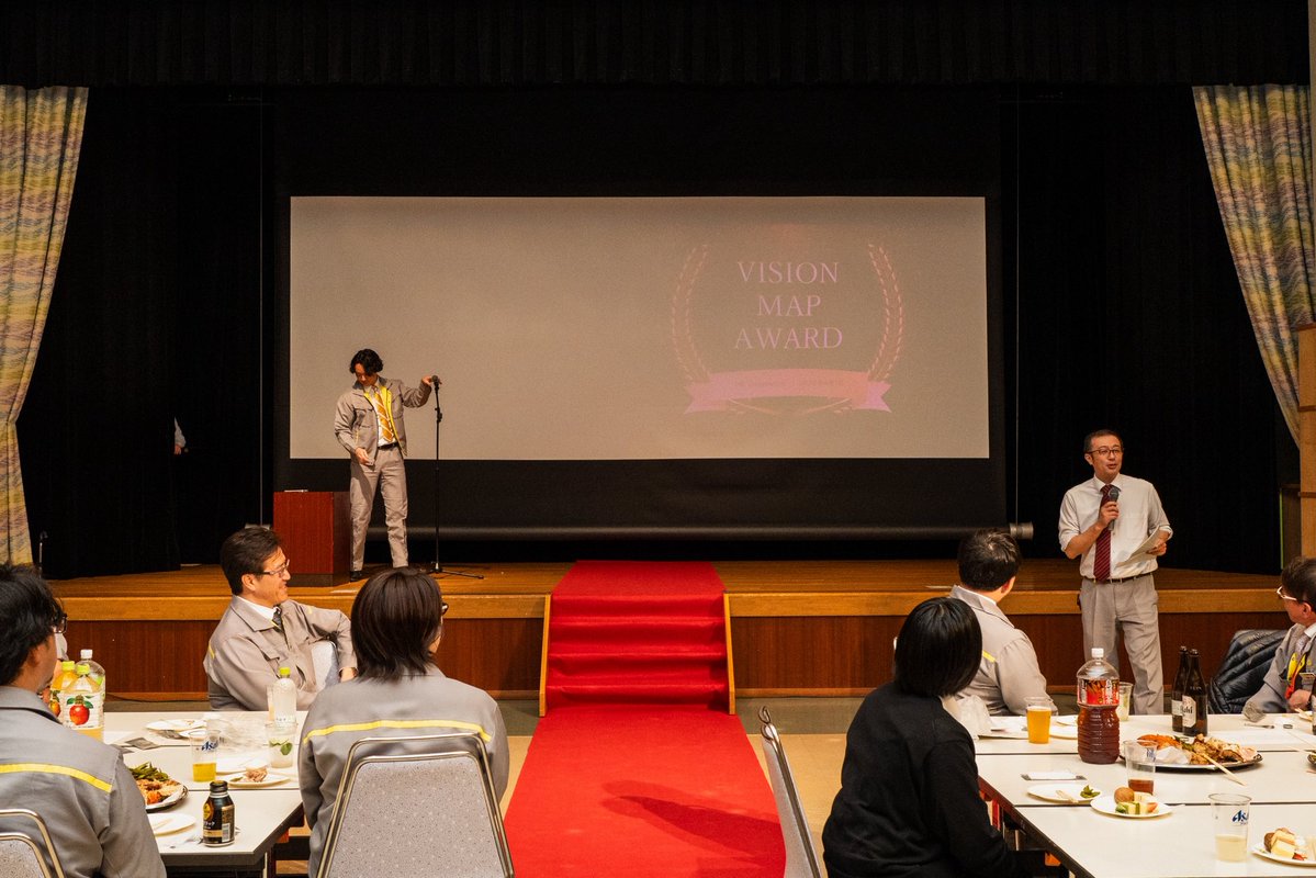 Nishimuragumi_O's tweet photo. これやれば絶対おもしろいのに、会社にプラスになるのにってアイデアは沢山ストックがあって、伝えて、動いているものもある。

だけど形になるまで時間がかかりすぎて飽きるし、ひとりで出来るけどそれだと意味がないしつまらない。

だから人が成長して、組織を変え、仲間を探しと事業以外の会社づくりにまずパワーをかけるべき。

これが24歳で役員になってからやってきたこと。

恩師の「素晴らしい選手である前に、素晴らしい人間であれ」という言葉が、「素晴らしい会社員である前に、素晴らしい人間であれ」と変換されている。

まだまだ足りない。田舎の建設会社すぎる。そんなものに興味はない。西村組ならまだまだやれる。

建設業未経験でいい。別事業のNEW HUMBERで働きたい飲食や宿泊という人にフォーカスした事業をやりたい人も待ってる。

現状に熱が足りていないという人はぜひ連絡してほしい。