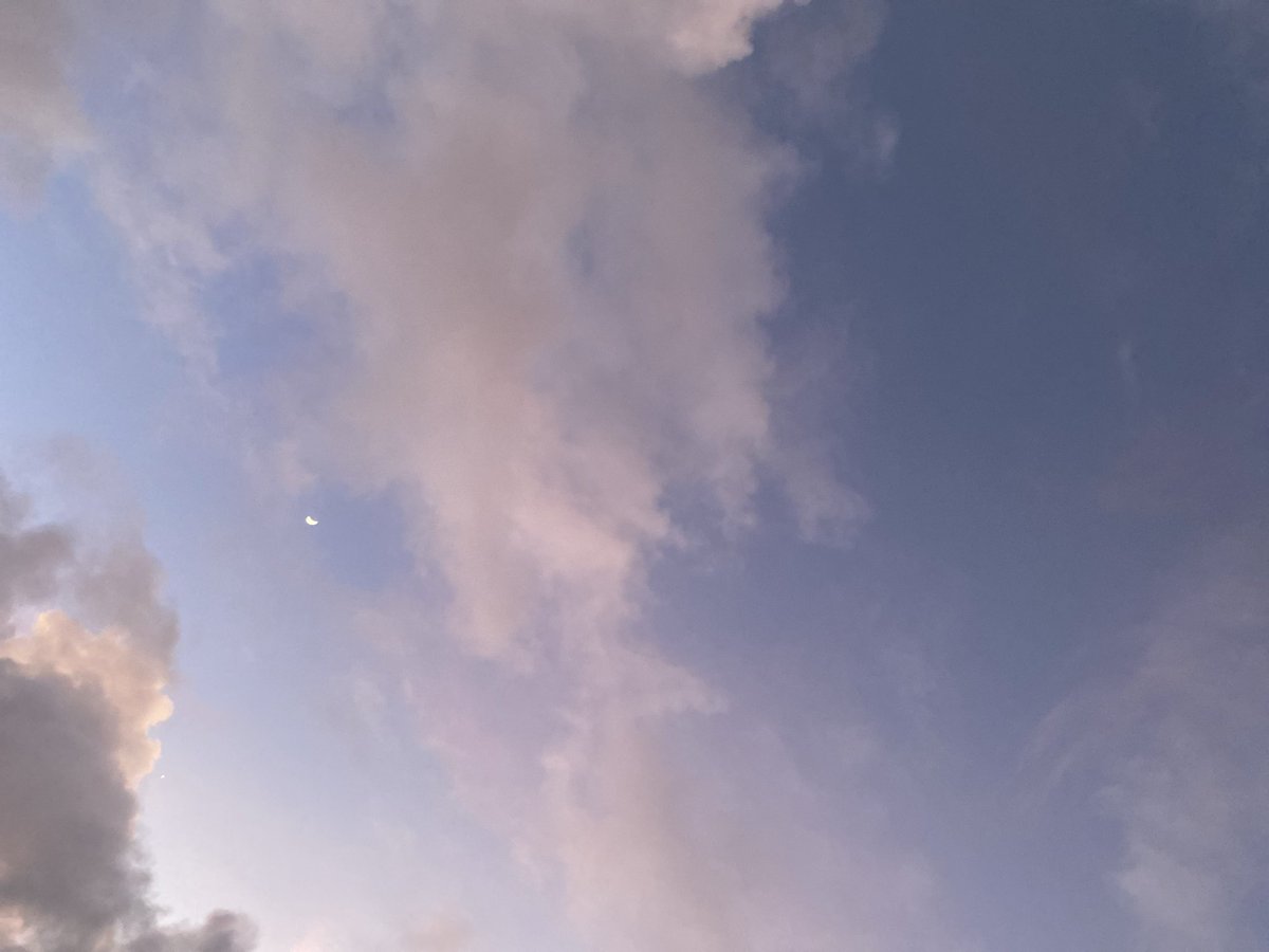 Fannyasena's tweet photo. Otro día con un clima y atardecer precioso y la lunita 🌕

#atardecer #cancun #fypシ゚viral https://t.co/GEAzi8jUfR