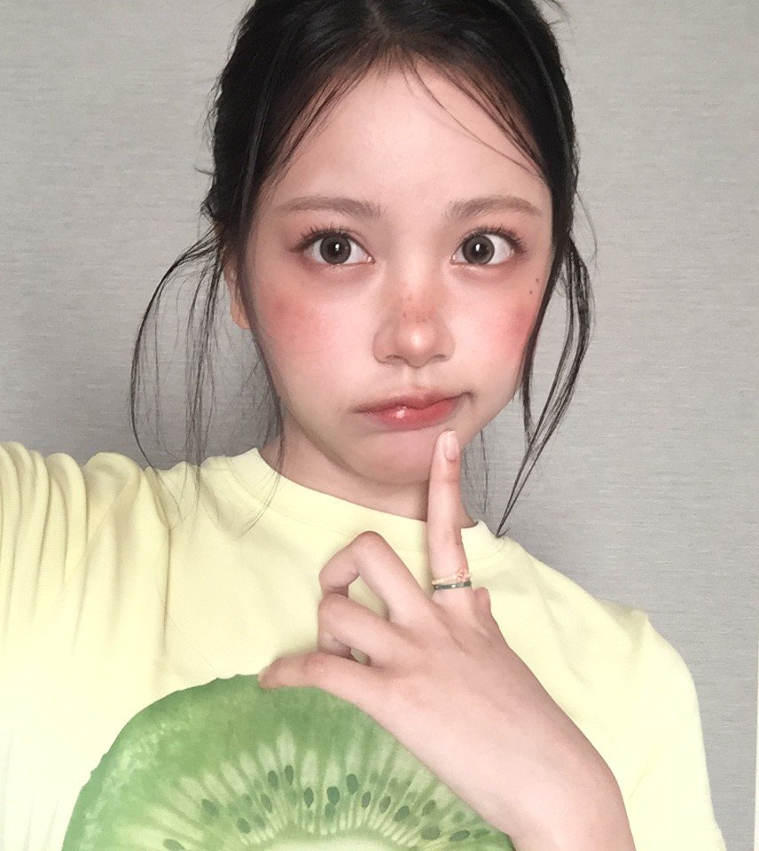 bewithcarmen's tweet photo. the makeup in casual selfie vs in teaser image 😭😭😭😭😭 sm when i catch you https://t.co/DivZpuhpNw