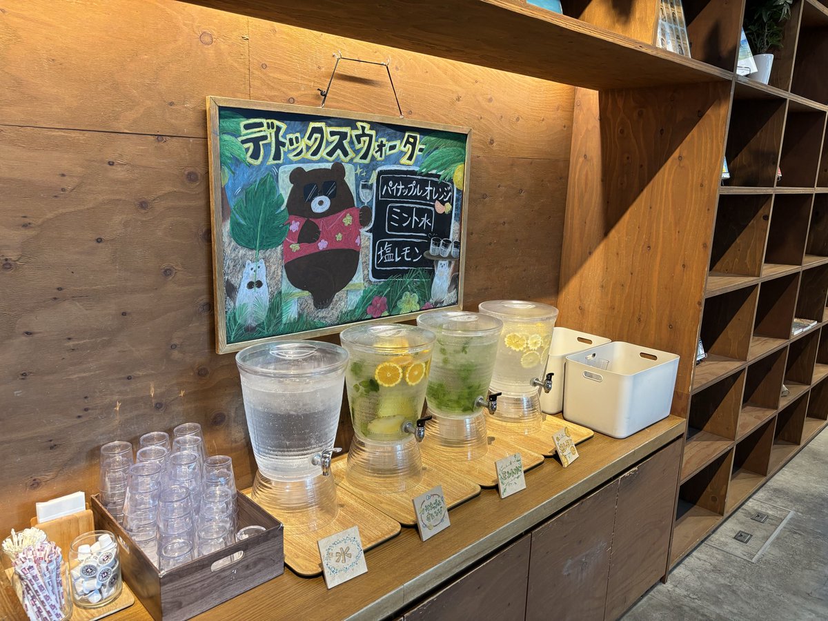 seiyu_ofurocafe's tweet photo. 【施設紹介🧉】
館内のデトックスウォーターの紹介です✨
今は普通の水の他に
ミント水、塩レモン水と、最近登場したパイナップルオレンジ水があります！

看板も夏仕様のイラストになっていてとても可愛いですね✨
いつでもお飲みいただけますのでぜひご利用ください🍹

 #芦別 #温泉 #スターライトホテル
 #おふろカフェ #おふろcafe
 #無料