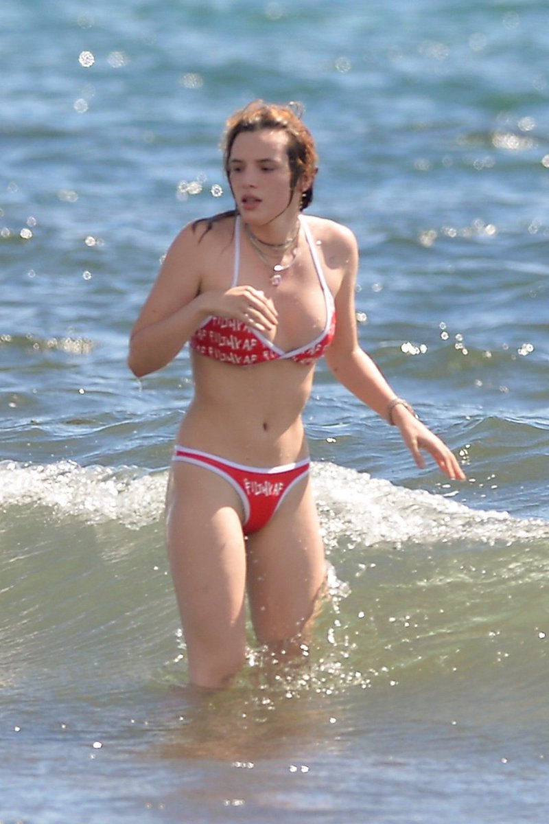 _celebfiles's tweet photo. bella thorne in hawaii https://t.co/VWQ0ua4IDp