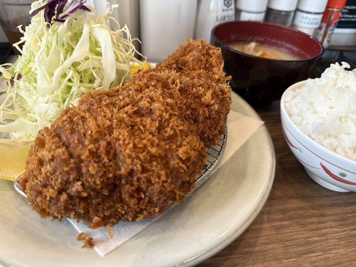 napolitan81's tweet photo. 髪もくりまんじゅうにしたし
昼はカツ食べたし
絶対勝つ！絶対3連勝！ https://t.co/1et2k3vOkq