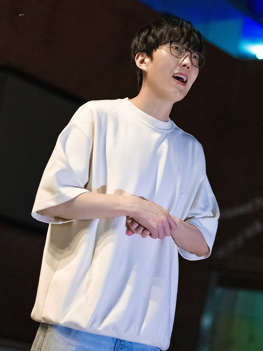 grxxnF's tweet photo. 260618 브라더스 까라마조프 첫공 퇴근길 
 
#김재범 

하얗고... 말랑말랑 https://t.co/9emmcQ3b8F