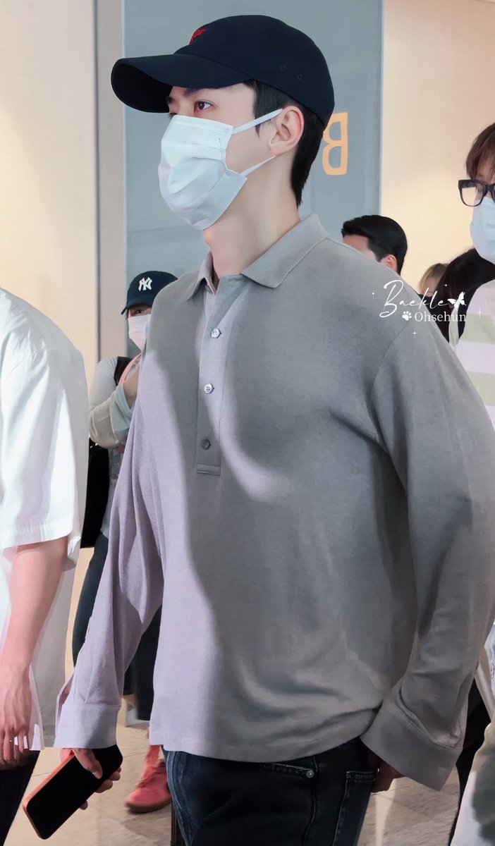 u_han94's tweet photo. The fact that Sehun is wearing a mask, a cap, and the simplest outfit ever and STILL looks this good is insane https://t.co/5TWNXj2ay6