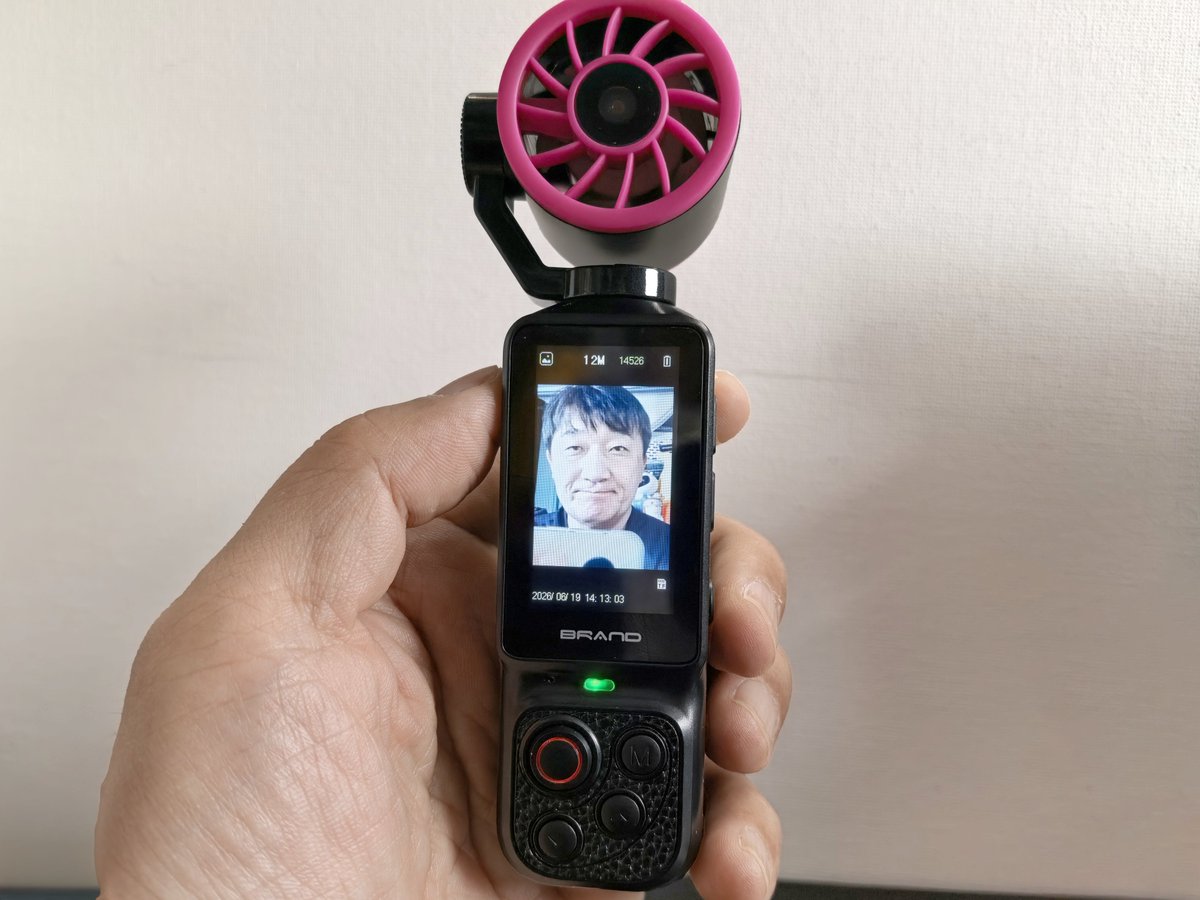 hkyamane's tweet photo. DJI Osmo Pocket 4P、Insta 360 Luna Ultimateにもない機能を持ったカメラ購入！BRANO LK-035。暑い時上の扇風機を回せば涼しいぞ！ただファンの音が動画に入るｗカメラはファンの中心部（数字側はファンパワー）。動画はAVIフォーマット。画質は気にするなｗ
@richardlai 氏と深水歩にて https://t.co/sPTD9gSUHw