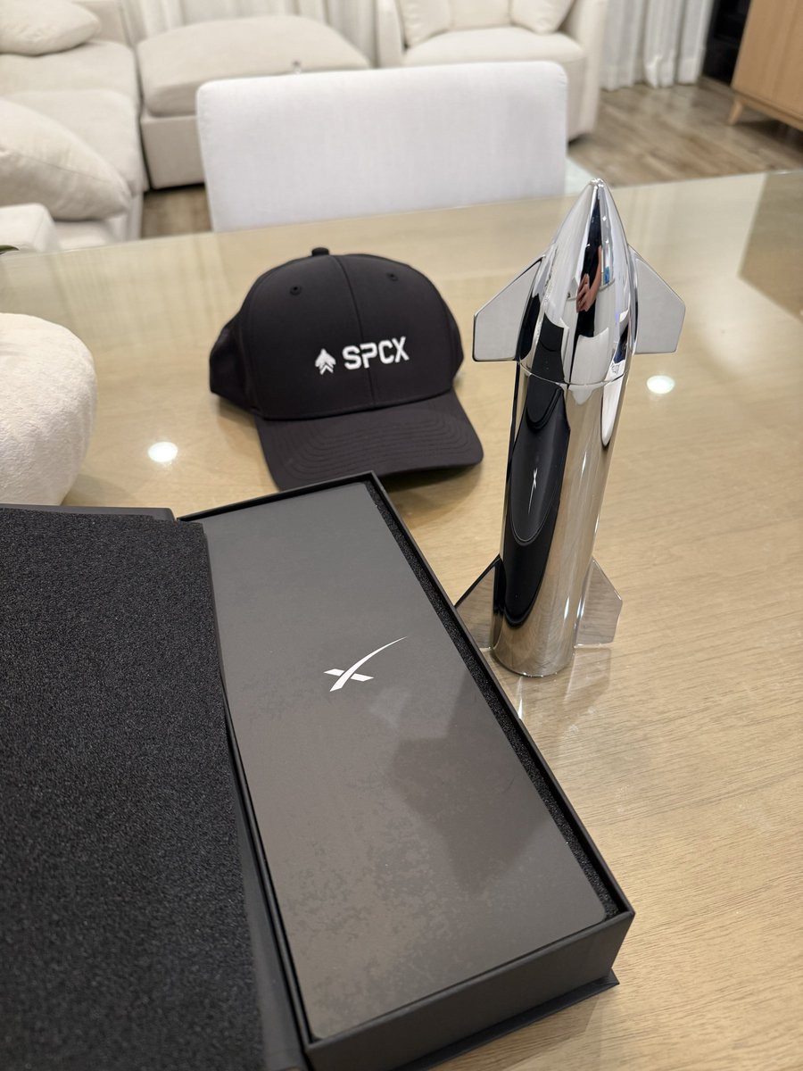 NshoWorld's tweet photo. This thing is so beautiful and awesome @SpaceX $SPCX 🔥 https://t.co/JNBfbkTTwj