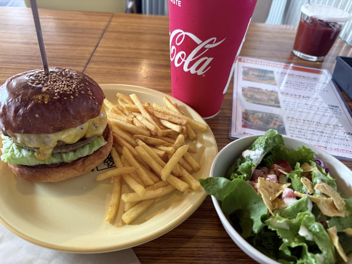 seven2738's tweet photo. 休暇をとって近所の映画館行くついでにハンバーガー屋に寄ってみました。 https://t.co/IL6P10BKOi