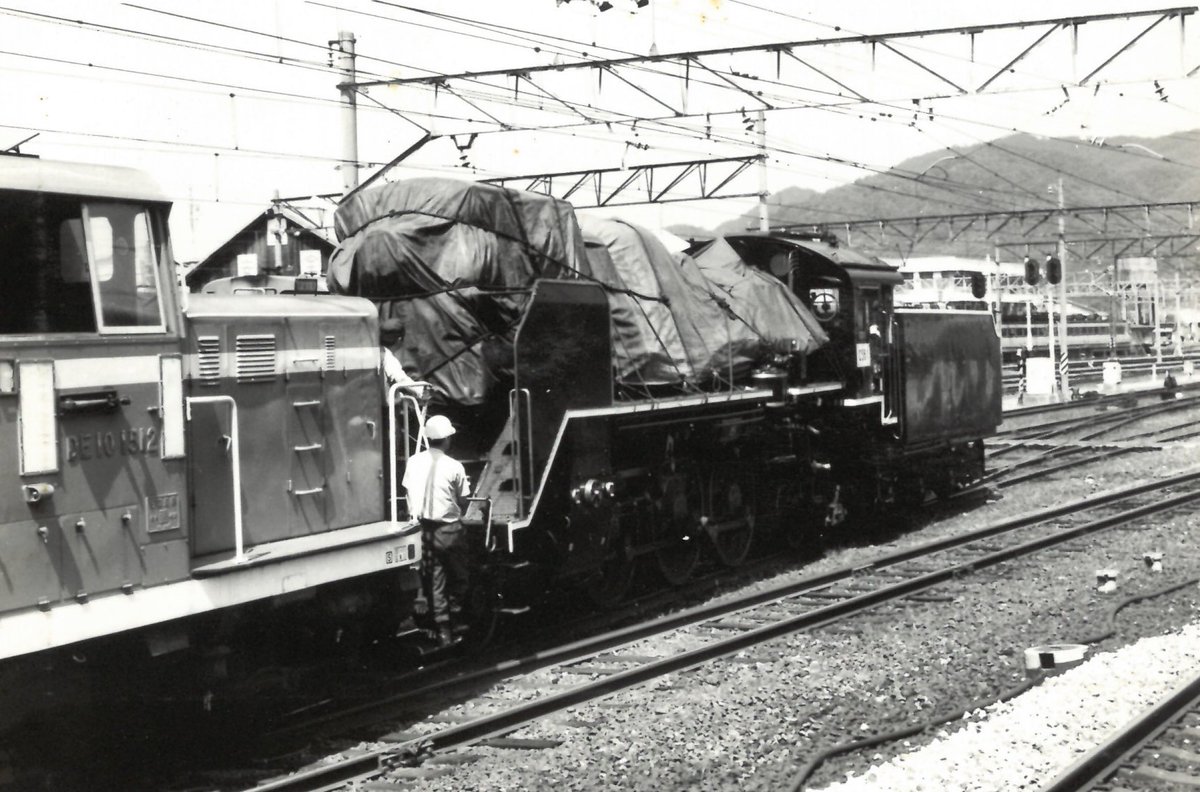 Ogori_Bunka's tweet photo. 本日の画像は、昭和54(1979)年8月29日に #SLやまぐち号 C571の予備機として小郡駅へ回送されてきた #C581 です。その後、整備が行われ31日に試運転が開始されました。
現在、梅小路の検修庫で整備が進むC571も、この画像のように新山口駅でお迎えしたいものですね。 https://t.co/Xwysm86Ubl
