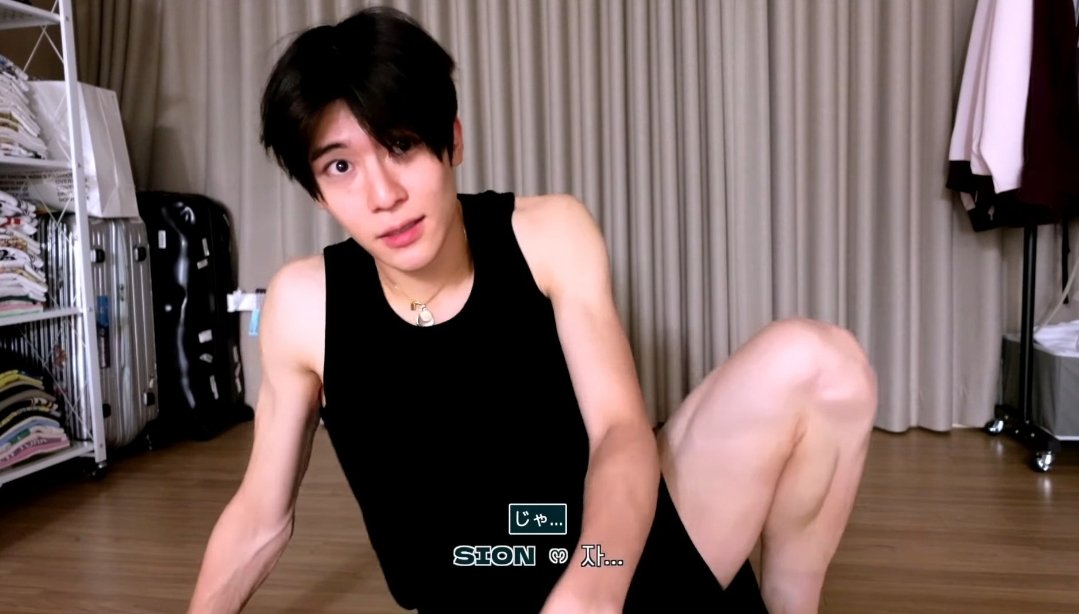 sionlovebot's tweet photo. sion has such beautiful legs 🥰 https://t.co/DhHBjgKpt4