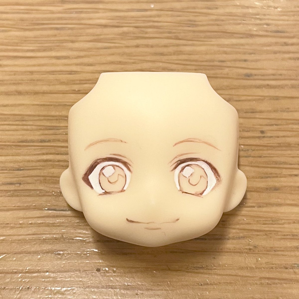 BTBume's tweet photo. 焦っているせいか、途中経過を残すつもりだったのにあんまり撮れてない😂

鉛筆のアタリの上からラッカーで下書き→水で濡らしたメラミンスポンジで軽く擦って鉛筆の線を消す→白い部分から塗り始める→全体的にざっくりと色を置く。

この後細部を調整していきます。

#ねんどろカスタム佐久間咲也 https://t.co/O8uy5Sq5pM
