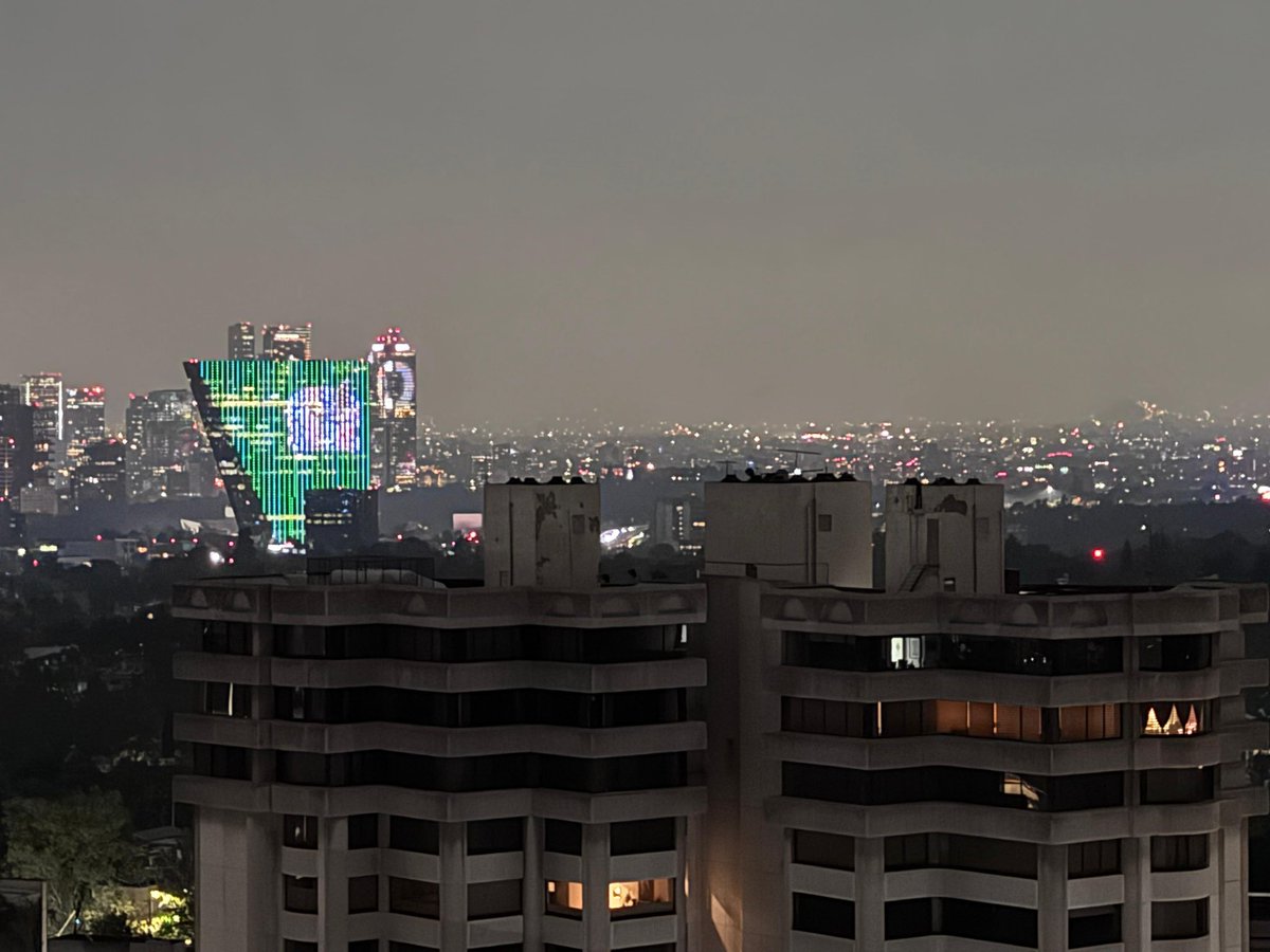 Oaxaca_Virtual's tweet photo. 🇲🇽Cuando gana #México, se ilumina todo un país.

😍#Puebla iluminó una torre de verde para celebrar el triunfo de la #SeleccionMexicana contra Corea del Sur y obtener el pase como líder del Grupo A.

¡El sueño sigue vivo! ❤️⚽#mundialdefútbol https://t.co/rJDPAIOiMv