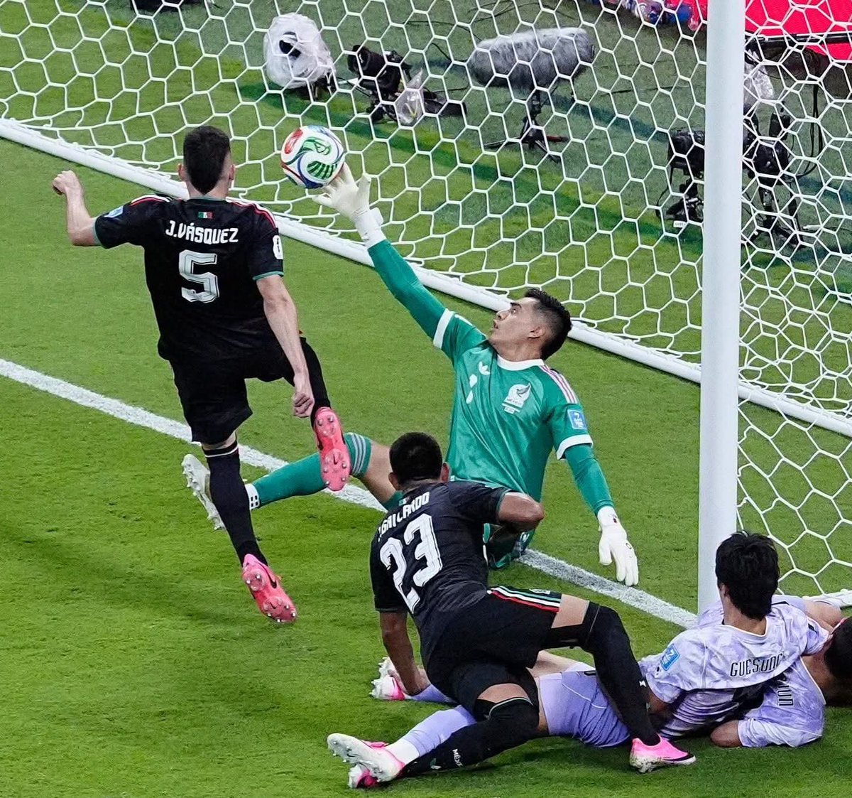 SimonGC03's tweet photo. Y dudaban del Tala Rangel... Ese balón fácilmente se le hubiera ido al manos de mantequilla Ochoa. El Rebaño Sagrado presente en el gol del gane y en la atajada de la salvación 👏🏼👏🏼👏🏼 #Mundial2026 #México #Tala #Ochoa #Romo https://t.co/jfxJqS2PTu