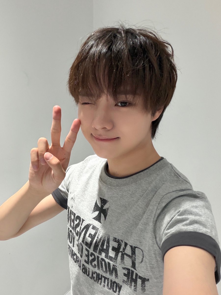 thewind_twt's tweet photo. [#안찬원] 🩶금요일도 화이팅🩶 https://t.co/3hWbLxpcKO