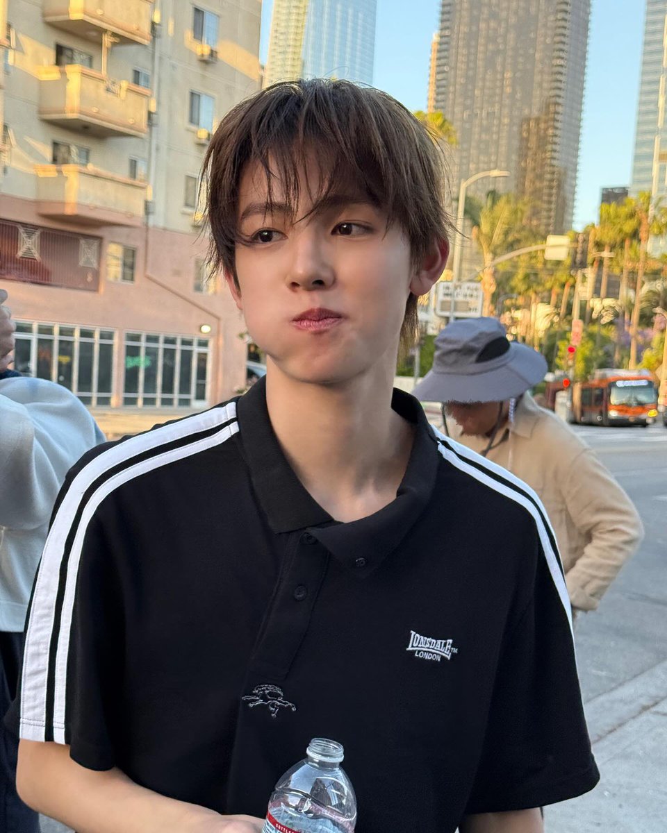 djawlfajfl's tweet photo. 나 이옷입은 성현이가 너무좋아 https://t.co/FHhjbJlAL7