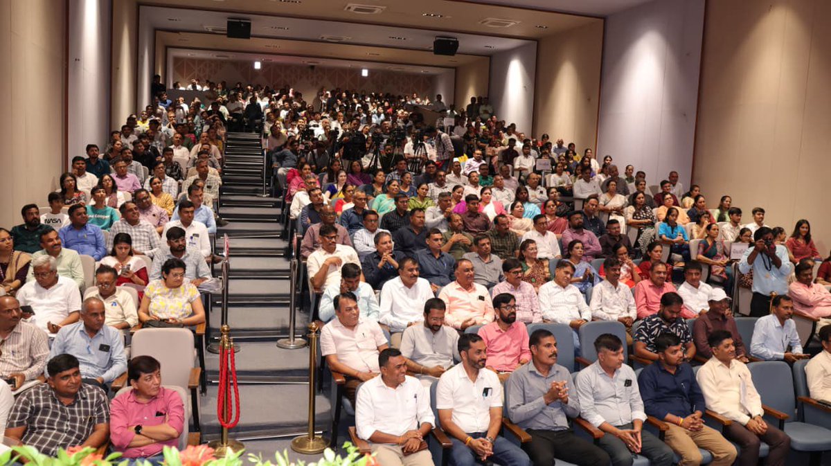 drpradyumanvaja's tweet photo. શિક્ષણની ગુણવત્તા, સમર્પણ અને શ્રેષ્ઠતાના આ ઉત્સવમાં સન્માનિત થયેલ તમામ કર્મયોગીઓ, વિદ્યાર્થીઓ અને શાળાઓને હાર્દિક અભિનંદ�� તથા ઉજ્જવળ ભવિષ્ય માટે શુભકામનાઓ.

આવો, આપણે સૌ સાથે મળીને ‘શિક્ષિત ગુજરાત, વિકસિત ગુજરાત’ થકી ‘શિક્ષિત ભારત, વિકસિત ભારત’ના વિઝનને સાકાર કરીએ. https://t.co/Bguhre0Nlb