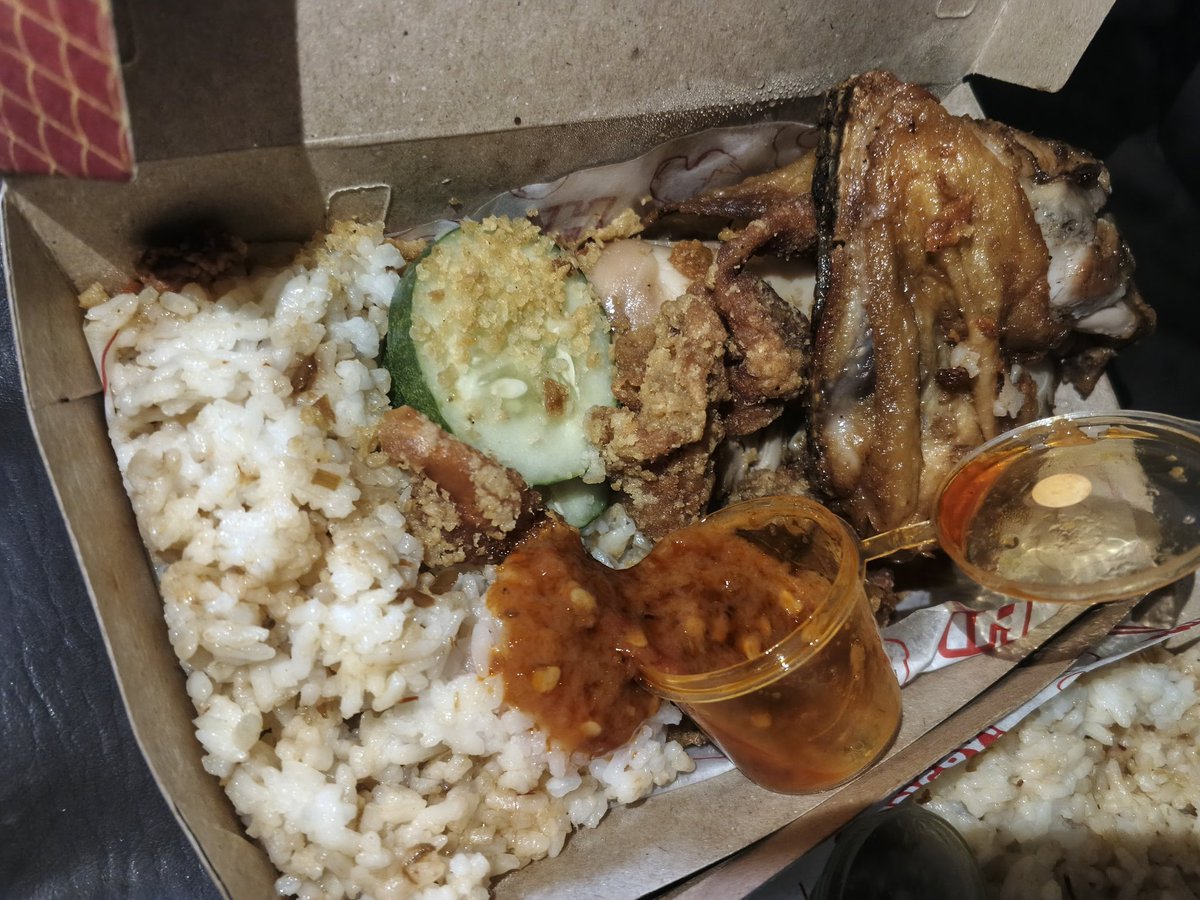 mffrandombos's tweet photo. Ayam geprek terfav gue dari Ayam Koplo @ayamkoploid jujur nagih bgt 😭 https://t.co/4p1bjR6I8Q
