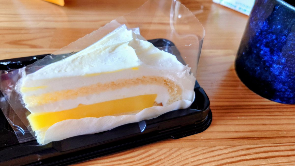 lVictoryManl's tweet photo. デイリーで買ったレモンのケーキ🍋
思いのほか美味しかった😊 https://t.co/e7ZkVtL9o6