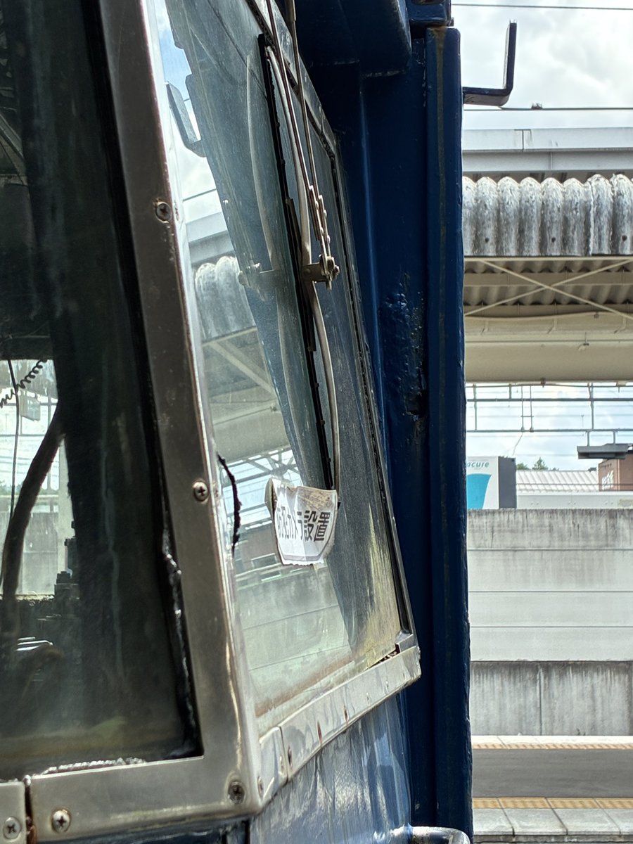 TrainTetsujiro's tweet photo. 軽井沢まで取材の足を伸ばしました。
EF63のサッシの角度がなかなか難しく改めて観察。連結線辺りも。室内は横川よりは備品が残ってました。
駅前には草軽のカブトムシがありました。 https://t.co/BFEnFNFSDB