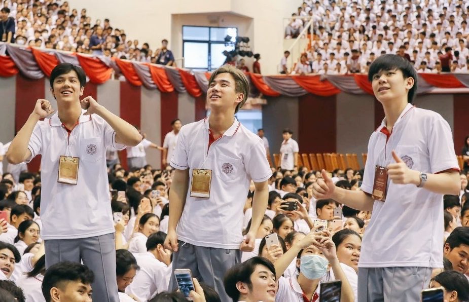 MakeMacan's tweet photo. Waktu masuk kuliah tahun 2019an masih beda2 agency. Nanon di GMMTV, Perth masih di Attractor Thai, Jackie di 4Nologue. Siapa sangka 7 tahun kemudian jadi satu agensi... https://t.co/rRpkSFM3MN