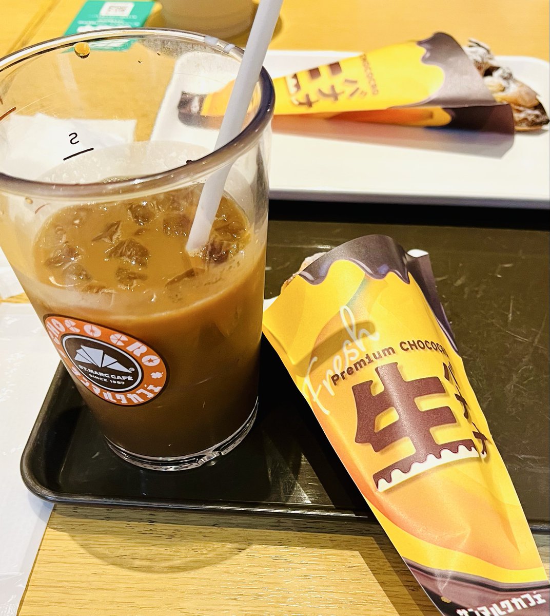 u_cya's tweet photo. 通りがかったらちょうど焼きたてを並べてたので吸い込まれたバナナ生チョコクロ
初だけど確かに美味しいー！
その帰りにミスドの横通ったら福袋並にJKが並んでてアレがあるのかなーと思いながら通り過ぎた。そんなに？！(๑╹ω╹๑ ) https://t.co/hgAfL4Cvwl