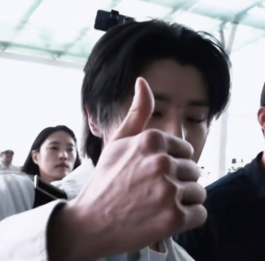 jaeyunpupp's tweet photo. HIS VEINY HANDS. https://t.co/gtUUUu34qa