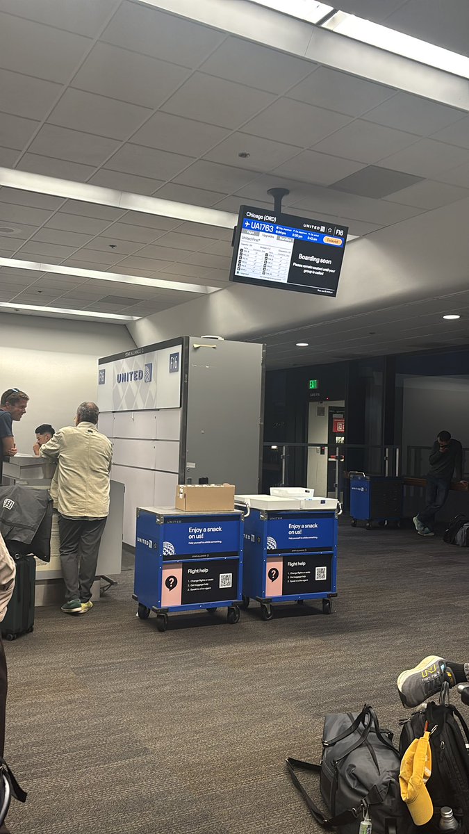 ingenierocivil's tweet photo. @united You want a confirmation. Take this as your confirmation. Everyone standing and nothing is being announced or happening https://t.co/1FidZOYsM8