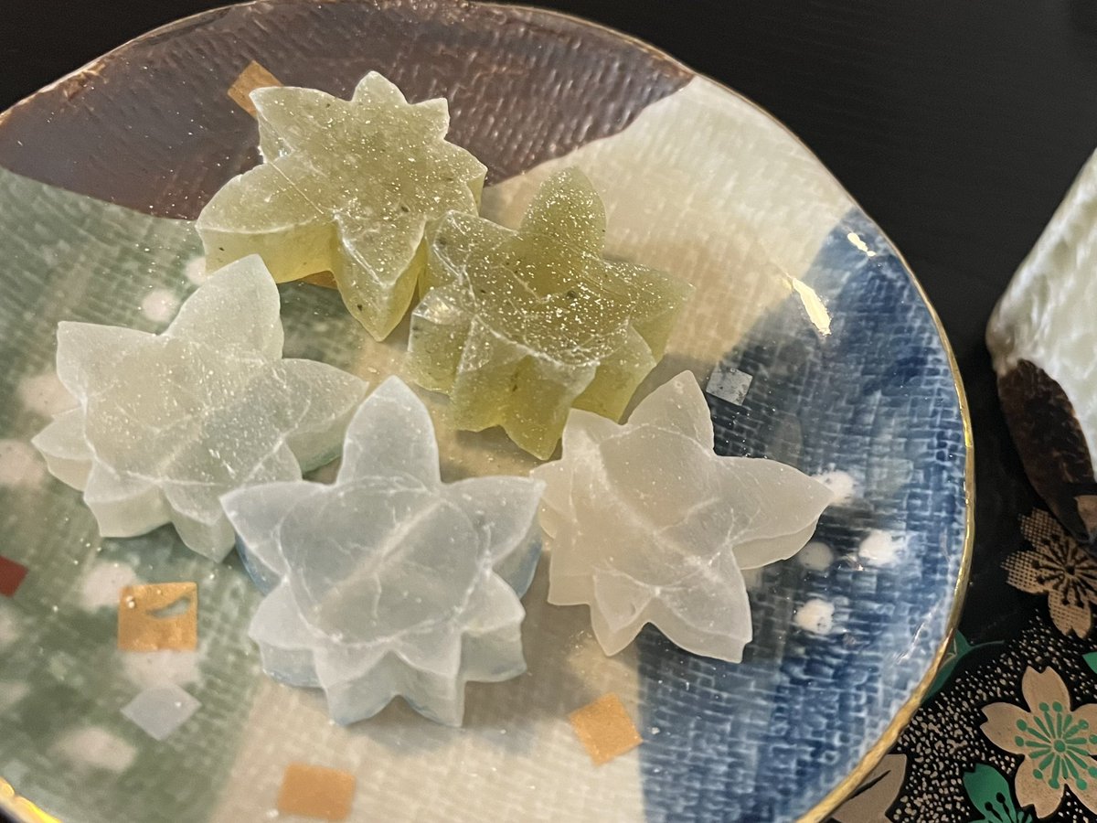 Rokusetsuyou's tweet photo. お友達から手作りの琥珀糖を頂いたのでお茶受けに🍵　今週は足を負傷して松葉杖生活の息子氏が家で仕事をしていたのでいそいそと様子を伺いに行ったらウザがられてしまった。同じ家に居ても普段あまり顔を合わせる事もないのでそれでもちょっと嬉しかった。明日から三連休で尚更に嬉しい。わーい♪ https://t.co/j8AhVSoaM8
