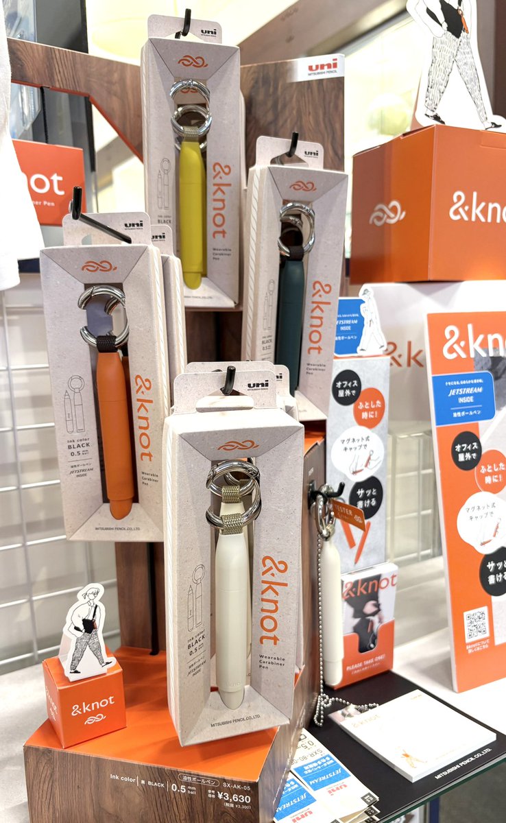三菱鉛筆よりカラビナ付きボールペン「&knot」が新登場！ カラビナ付き
