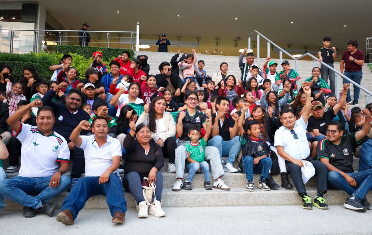 AlcanceDiario's tweet photo. ¡Directo al cora! ❤️🇲🇽 
Niñas, niños y familias de San Andrés #Azumiatla #Puebla vivieron una tarde inolvidable gracias a Gaby “La Bonita” Sánchez, secretaria @DeporteGobPue quien los llevó a una función especial de cine para presenciar el encuentro entre #México 🇲🇽 y #Corea 🇰🇷

La actividad permitió que decenas de personas compartieran un gran momento. ✨🏟️🍿

#Festejo #Afición #México #CopadelMundo #WorldCup #FIFA #Viral  #Canadá 
#EU #USA #EstadosUnidos  #UnitedEstates
