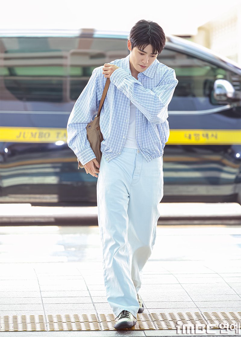shiningnyu's tweet photo. วันนี้ total look #JAEHYUN ดีมากๆๆๆๆ สดใสเหมาะกับซัมเมอร์สุดๆ ความคอตตอนเบาๆ สบายๆ แต่ด้วยความเรียบแต่มีอะไรพร้อมความเป็นอะไรดูรีเฟลคความเป็น Prada มากๆ รอดูลุคตลอดอาทิตย์สำหรับการไปดู #PradaSS27 แล้วค่าา

#PradaxJAEHYUN https://t.co/A7KC7yULLi