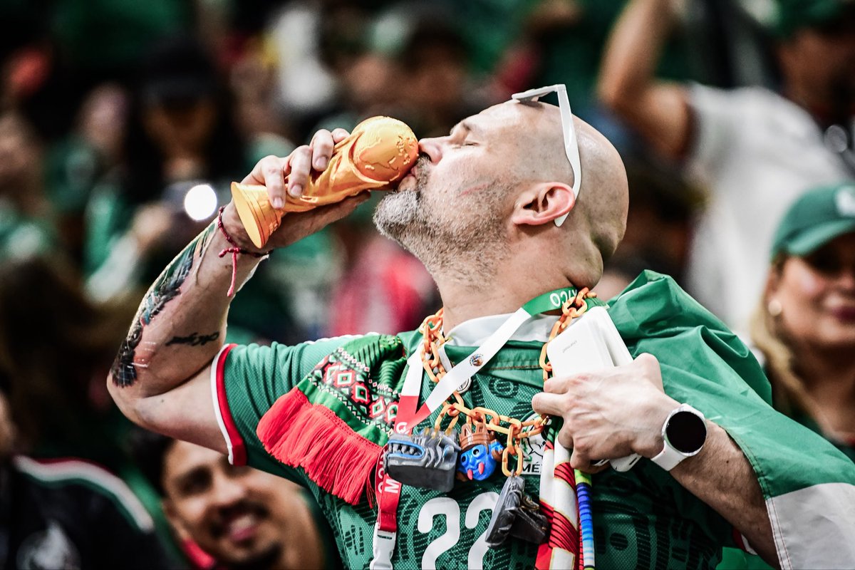 AfoSuarez's tweet photo. Victoria de Mexico con gol de Luis Romo que se reivindicó con la afición que lo venía criticando fuertemente y empujó al local rumbo a la siguiente ronda #FIFAWorldCup #mundialdefútbol #mexico  #fotografiadeportiva #nikon https://t.co/MJ3CVUi3oe