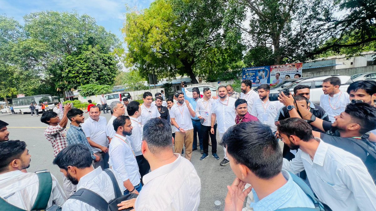 UdayBhanuIYC's tweet photo. दिल्ली के तालकटोरा स्टेडियम में आज 'Mega Job Fair 2026' में आए ये युवा इस बात का सबूत है कि देश का युवा सिर्फ रोजगार चाहता है, झूठे वादे नहीं!

IYC प्रभारी @ManishSharmaIYC जी के साथ आज यहाँ मौजूद रहकर इन युवाओं के बेहतर भविष्य और उनके संघर्ष को हम अपनी आवाज़ दे रहे हैं ✊यह सिर्फ एक जॉब फेयर नहीं, बल्कि देश के भविष्य की उम्मीद है🇮🇳

#MegaJobFair2026 #IYC