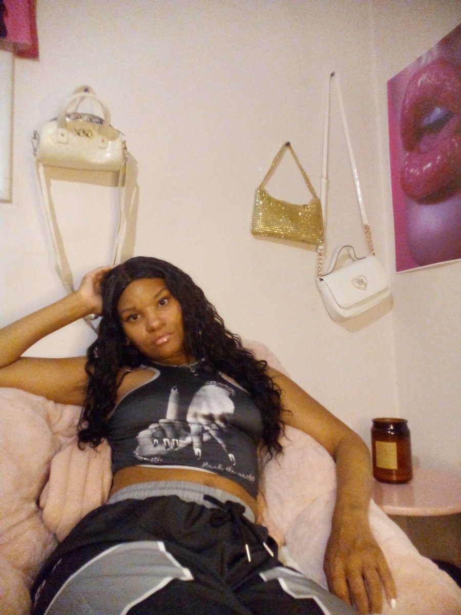 BiancaButterp's tweet photo. #friday https://t.co/Dad3aV4q93