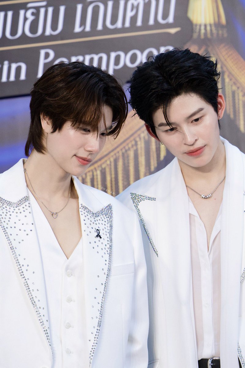 ppanggppp's tweet photo. โห ปอนด์ภูวินรูปนี้คือแบบ 🤌🏻 ปอนด์เป็นบ้าเรอะ หล่อมากกกกกกก!! ภูวินก็สวยจังอะ หน้าน้องจิ้มลิ้มจริงๆนะ แล้วรูปนี้หน้าหว๊านหวานปานน้ำผึ้งเดือนห้า ป้าไม่มีอะไรจะพิมแล้วนอกจาก เหมาะสมว่ะ https://t.co/KRkQYoF0AT