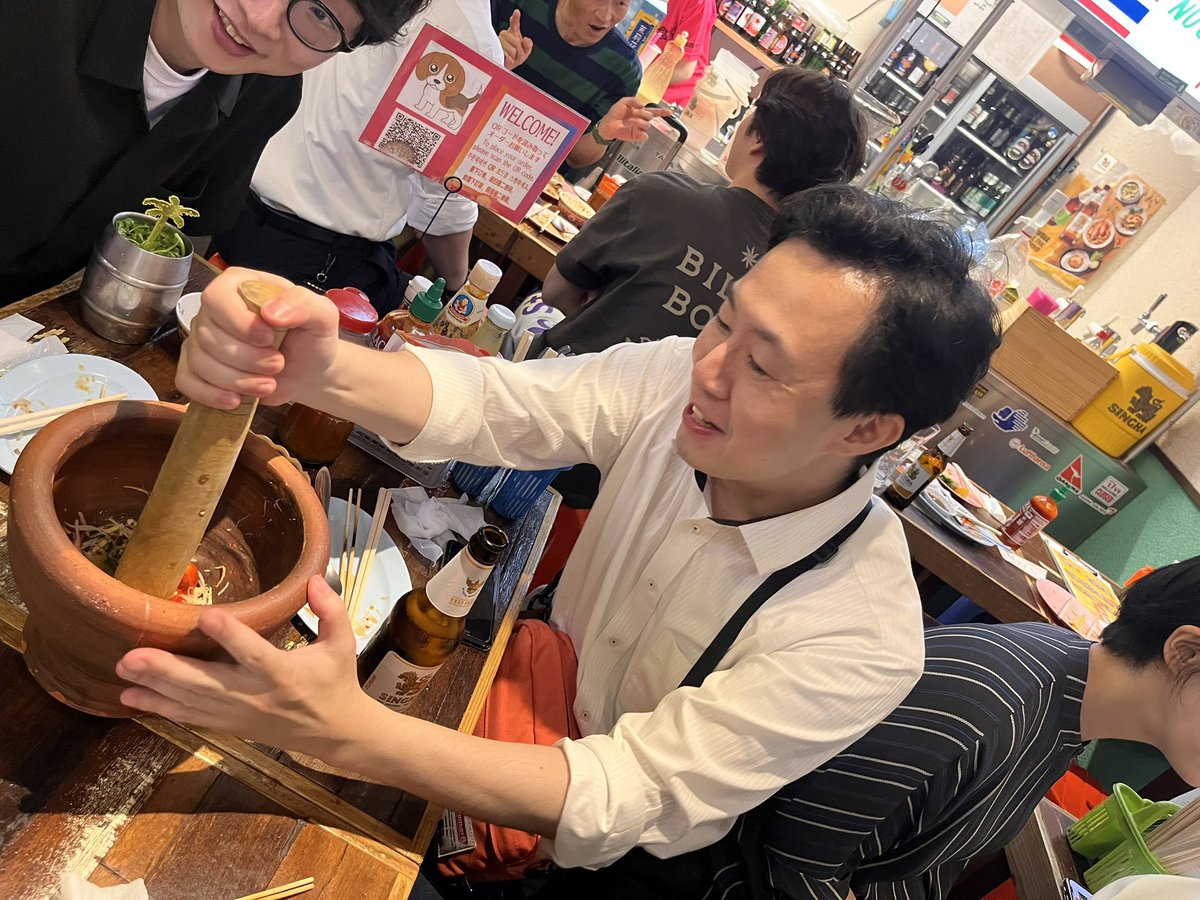 t_koitsu's tweet photo. 昨日は池袋演芸場へ竹千代師匠と五郎師匠の真打昇進披��興行に行って参りました！

池袋の披露目は今日・明日のあと２日間ですのでチケットお持ちのお客様はお急ぎ下さいませ〜

で、打ち上げで行ったタイ料理屋は安くて美味かった🇹🇭

店先での集合写真は逆光で誰が誰だか分かんないけど当ててみてね！ https://t.co/sgPKKkGy1c