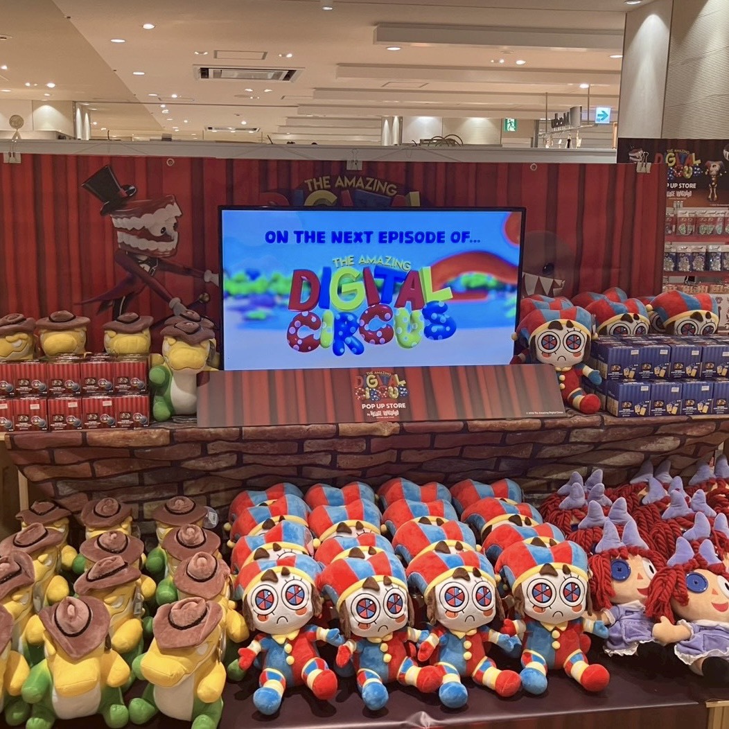 vv__official's tweet photo. 🎪🍭╱╲╱╲╱╲╱╲🎪🤡
#アメイジングデジタルサーカス
  POP UP STORE 本日オープン！
🤡🎪╱╲╱╲╱╲╱╲🍭🎪
 
 📍福岡県 福岡三越
  地下1階 ラシック福岡天神 プロモーションスペース
🗓2026年6月19日(金)～7月6日(月)
 
ダークコメディアニメ「アメイジング・デジタル・サーカス」の魅力を詰め込んだPOP UP STOREが本日オープン✨
奇妙な仮想現実に閉じ込められた主人公ポムニと、不気味でポップな世界を感じさせるフォトスポットや商品をご用意しております！

@ADC_Japan
 
詳細はこちら👀 https://t.co/4TkZ7t5jIr
