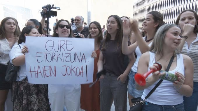 LandaTxema's tweet photo. @PPBizkaia @AmayaBizkaia @Esthermpp @JavierDeAndres_ @PPVasco @SantiaagoLopez @Muriellarrea Gazte hauentzako eredu okerra aukeratu zuten haien gurasoek eta ikasi zuten eskolak, beraiek jakingo dute zergatik. 
Bere emaitza akademikoak, argi eta garbi okerreko hautaketaren emaitzak izan dira.
Ez bota errua sistema bati, haiek eta gurasoek beste aukera batzuk izan dituzte. https://t.co/ZmTrhENL1E