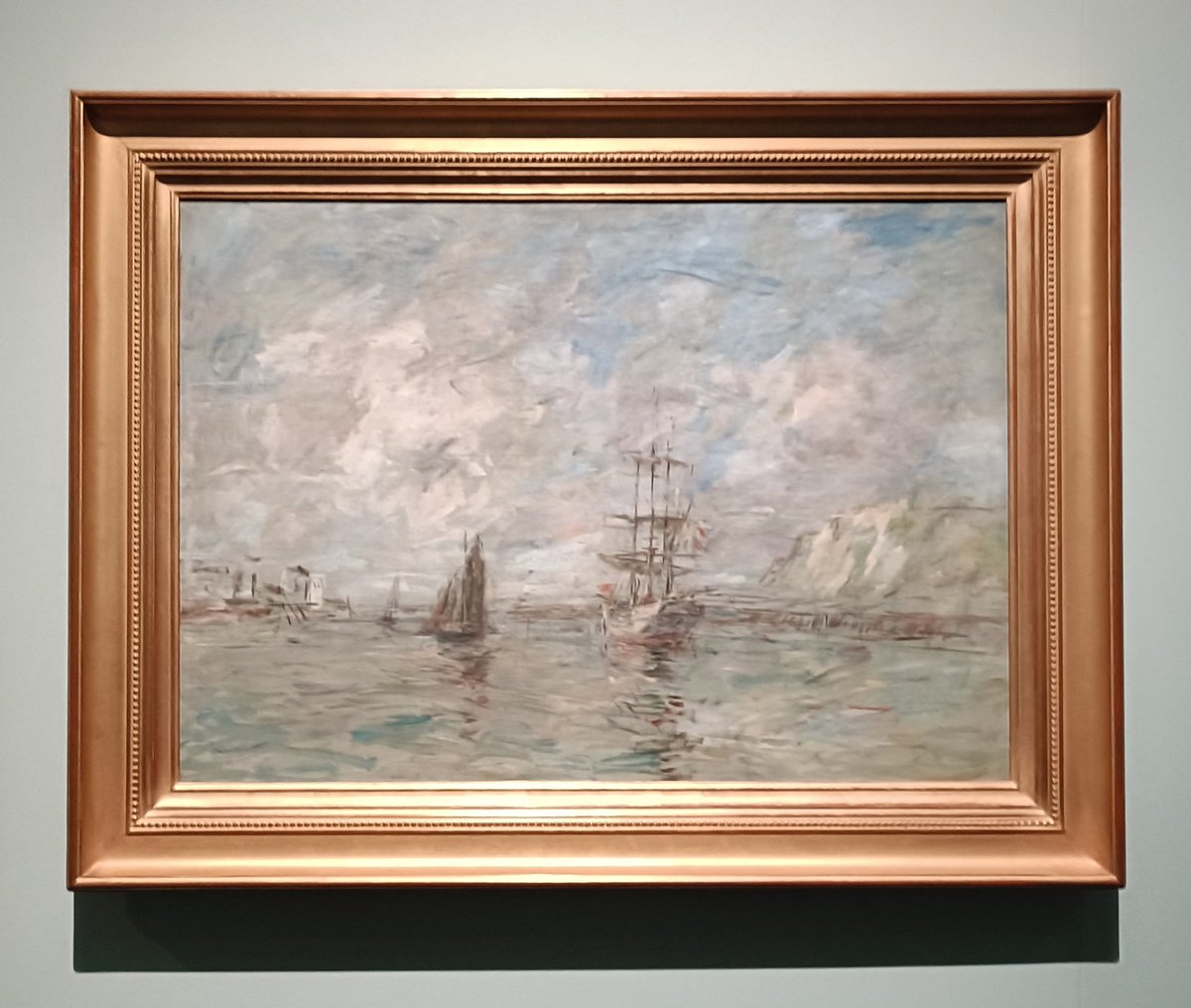 yuki_furasi's tweet photo. ウジェーヌ・ブーダン展を観てきました🖼️✨

ブーダンは実はあまり知らなかったんですが、空の王者と呼ばれていると知って、カッコよ！と（感想浅っ）。モネの師なのも初めて知りました🙏💦

大半が空と海のダイナミックな構図の絵に描かれた雲には、複雑に色が織り込まれ、雲間の光が表現されてて美しかったです。ライトの当たり具合で川や海、砂地の部分がキラキラッと光って見えたのも綺麗でした。

空や海が主役の絵でも、小さく人物が描かれている作品もあって温かみがあったし、空や海などの横の線がメインの絵に、船の帆や人物など縦の線がちょこちょこ入ることで絵にリズムが生まれてるのが心地よかったです。

今回は子どもが一緒だったので凄くじっくりと観られたわけじゃなかったんですが、素晴らしい展示でした☺️