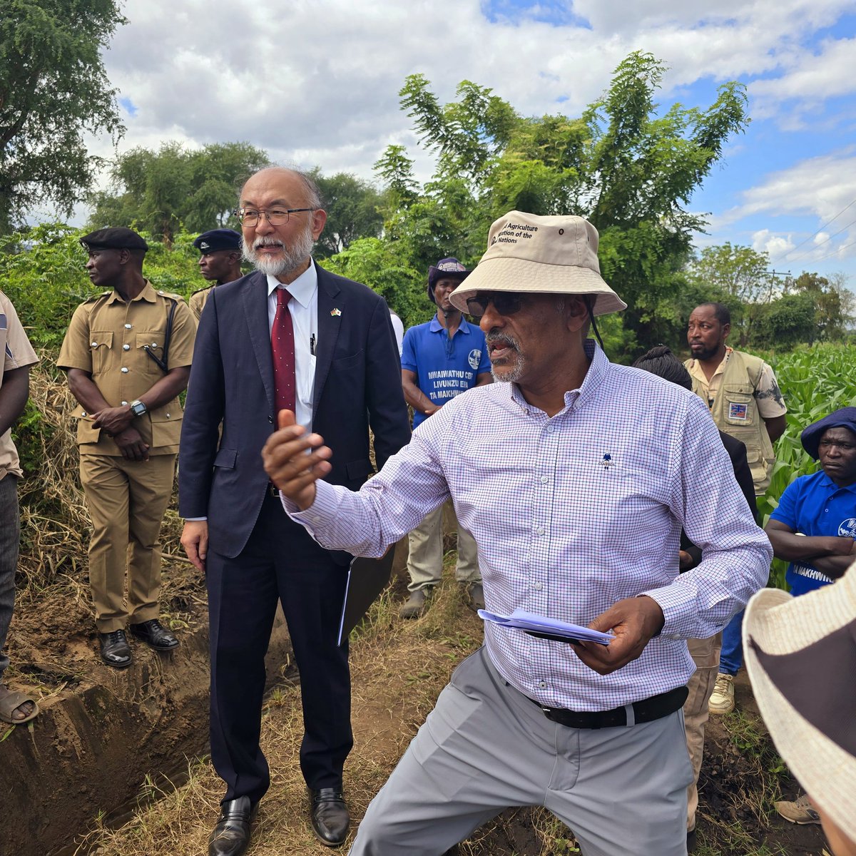 FAOMalawi's tweet photo. He was joined by FAO Representative in Malawi, Ali Said Yesuf, who encouraged communities to use the support efficiently by adopting good agricultural practices, inorder to restore production, improve food and nutrition security and strengthen resilience.  2/2 https://t.co/X6VQrzN6Sy