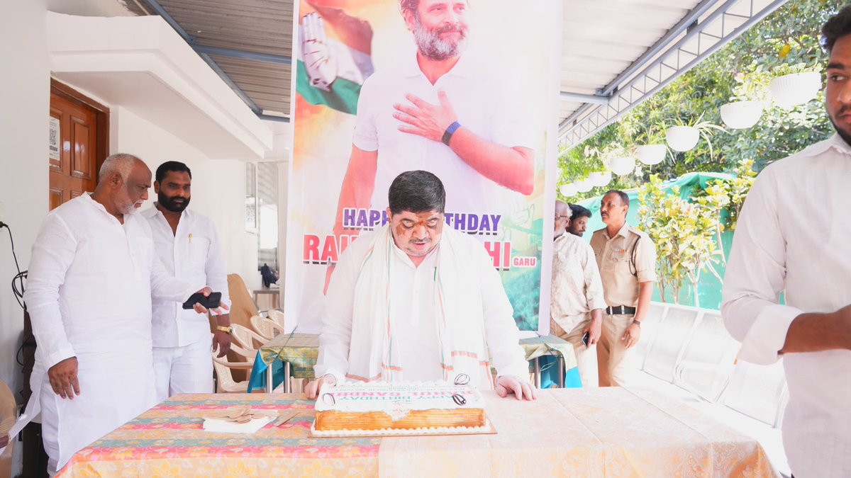 Ponnam_INC's tweet photo. హైదరాబాద్
మినిస్టర్ క్వార్టర్స్ లో కాంగ్రెస్ అగ్ర నాయకులు, ప్రతిపక్ష నేత రాహుల్ గాంధీ గారి జన్మదిన వేడుకలు నిర్వహించడం జరిగింది 
కాంగ్రెస్ నాయకు, కార్యకర్తలు, అభిమానుల మధ్య కేక్ కట్ చేసి రాహుల్ గాంధీ గారి కి జన్మదిన శుభాకాంక్షలు తెలపడం జరిగింది 
#HappyBirthdayRahulGandhi https://t.co/2oocDC0ynX