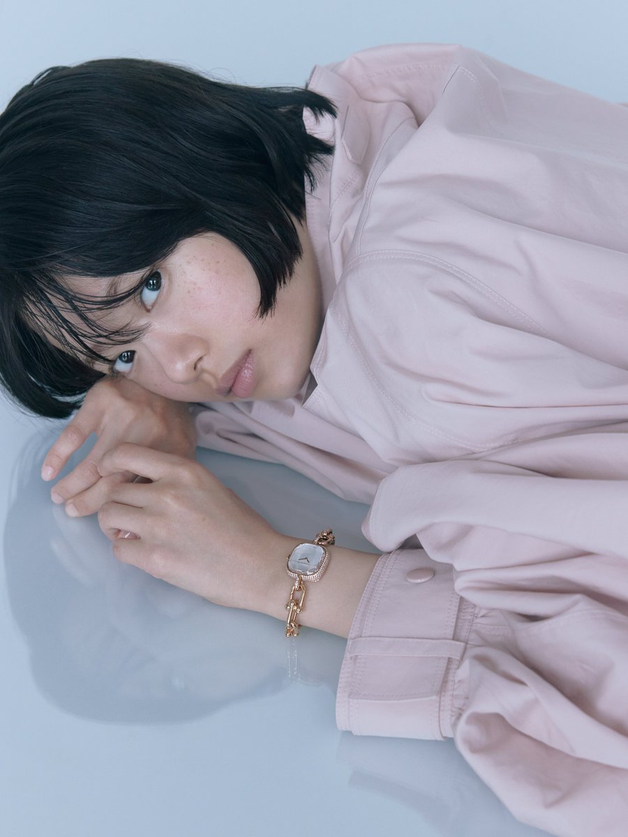 madameFIGARO_jp's tweet photo. 【PR】杉咲花、ティファニーと内なる煌めき。杉咲花が、1962年のアーカイブに着想を得て2017年に誕生したティファニー ハードウェア コレクションを纏い、フィガロジャポン8月号に登場。
https://t.co/ayGRU0qVtO

@TiffanyAndCo  #��咲花 https://t.co/KuVNlp7wwo
