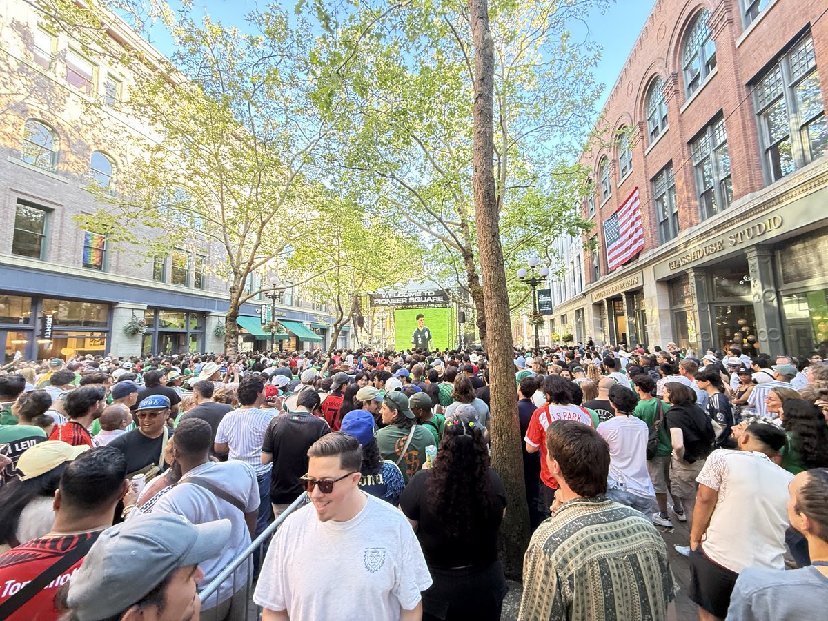 GeorgieTtle's tweet photo. No one doing World Cup like Seattle https://t.co/BFmafy3Tbh