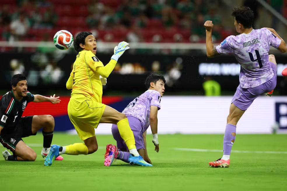 denimenezes14's tweet photo. MÉXICO, PRIMEIRO CLASSIFICADO ÀS OITAVAS DE FINAL
Copa do Mundo

COM A VITÓRIA sobre a Coreia do Sul por 1 x 0, no último jogo da noite de ontem (18), o México tornou-se a primeira seleção a se classificar para as oitavas de final da Copa do Mundo de 2026, que sedia pela terceira vez. O gol foi do meia Luis Romo, do Chivas Guadalajara, aos 5 minutos do 2º tempo, após falha do goleiro Kim Seung-Gyu, do FC Tóquio (Japão).

O TÉCNICO Javier Aguirre não gostou da atuação, que classificou como inferior à da estreia, em que o México venceu a África do Sul por 2 x 0, no Estádio Azteca. Os mexicanos levaram susto na última bola do jogo, em que o goleiro Rangel teve que fazer defesa milagrosa para evitar o empate no chute do meia Sung Cho.

O MÉXICO promoveu a estreia do capitão mais novo de sua seleção, o zagueiro Edson Alvarez, de 28 anos, superando o zagueiro Rafa Marquez, que tinha 27 anos na Copa de 2006, na Alemanha. Edson substituiu Cesar Montes, zagueiro expulso no jogo de estreia da Copa.

COM OS NOVE GOLS nos três que abriram ontem (18) a 2ª rodada da fase de grupos, a Copa de 2026 – Tchéquia 1 x 1 África do Sul, Canadá 6 x 0 Catar, México 1 x 0 Coreia do Sul – registra 83 gols em 27 jogos, média de 3.11 gols por jogo.

Fotos: REUTERS/Daniel Becerril