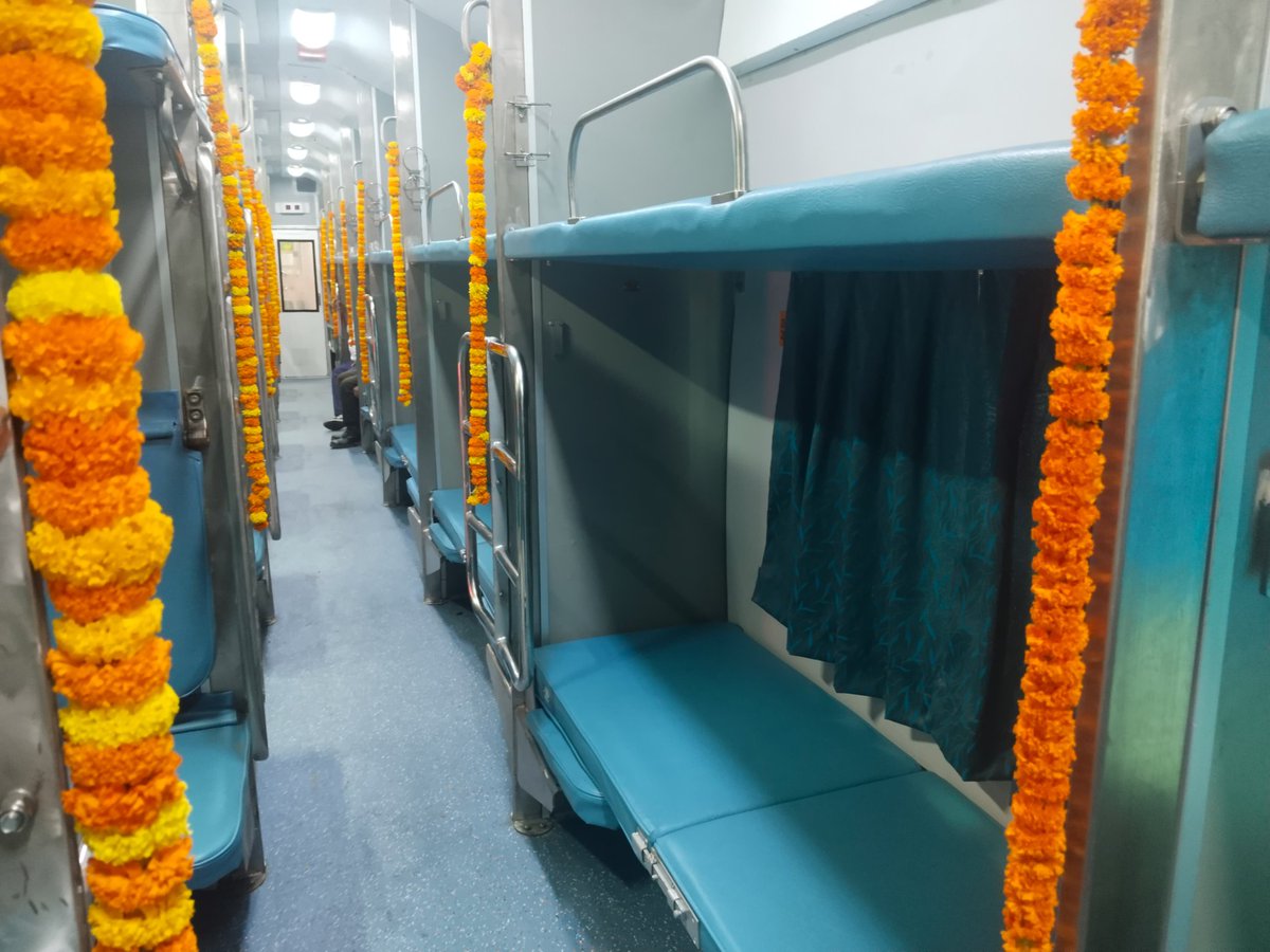 nerailwaygkp's tweet photo. छपरा-दिल्ली (आनन्द विहार टर्मिनस) उद्घाटन विशेष गाड़ी 

यह गाड़ी अपने यात्रा मार्ग में बलिया, मऊ, आजमगढ़, शाहगंज, जौनपुर, सुल्तानपुर, लखनऊ, कानपुर सेंट्रल, अलीगढ़ एवं गाजियाबाद स्टेशनों पर रूकेगी।  
@RailMinIndia @AshwiniVaishnaw @samrat4bjp @officecmbihar https://t.co/viaF6HRgB6